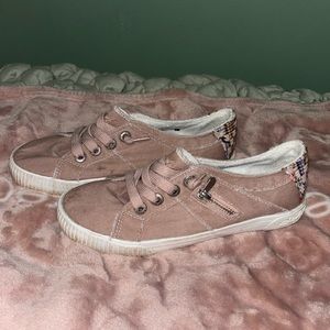 pink 6.5 womens sneakers🩷